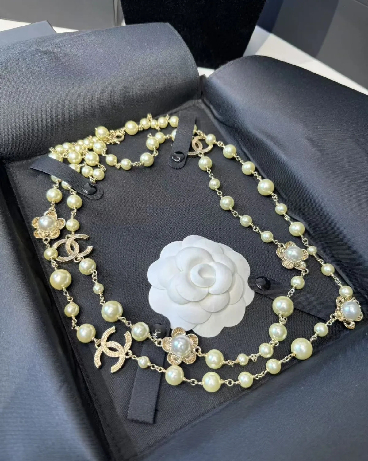 Chanel Pearl CC Flower Necklace Gold - Image 4