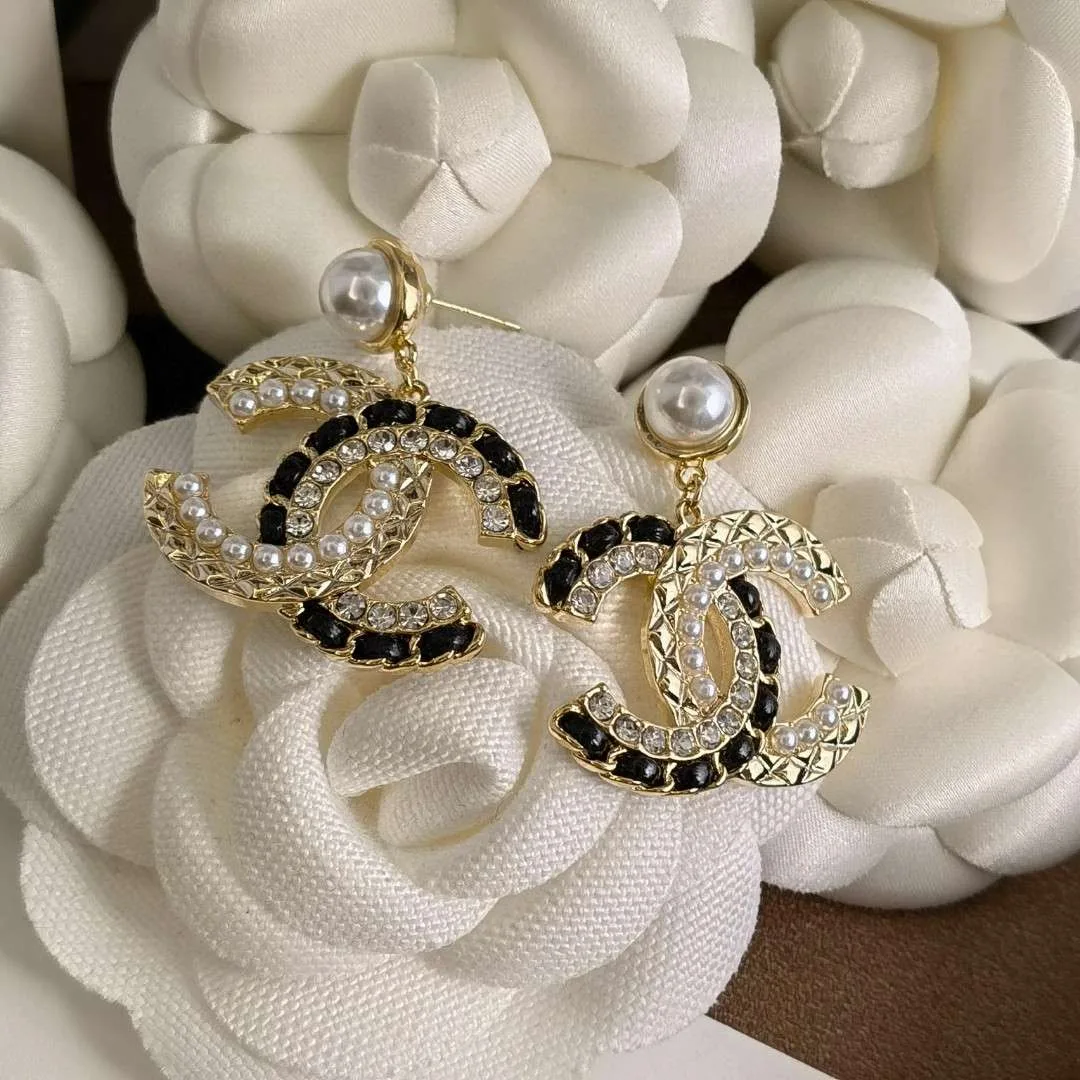 Chanel Pearl Stud Earrings White - Image 8