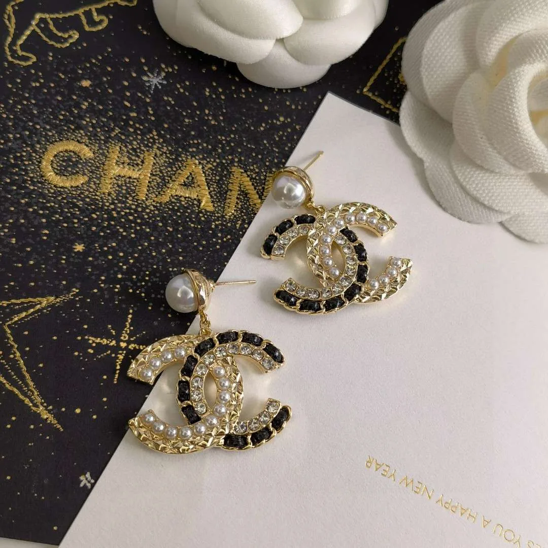 Chanel Pearl Stud Earrings White - Image 6