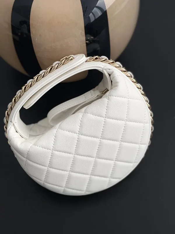 Alternative view of Pouch White /