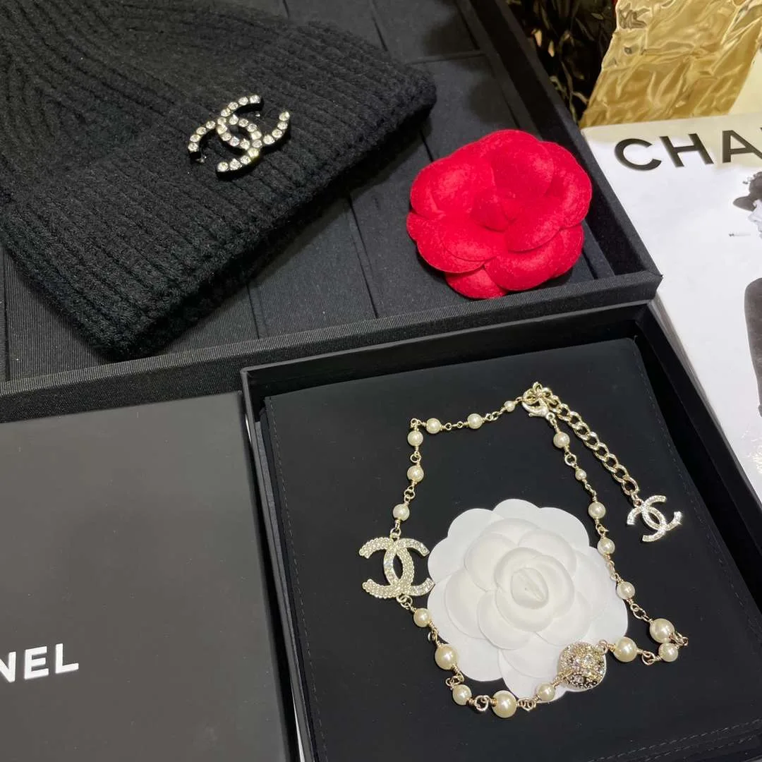 Chanel Round Crystal Pearl Necklace Gold - Image 5