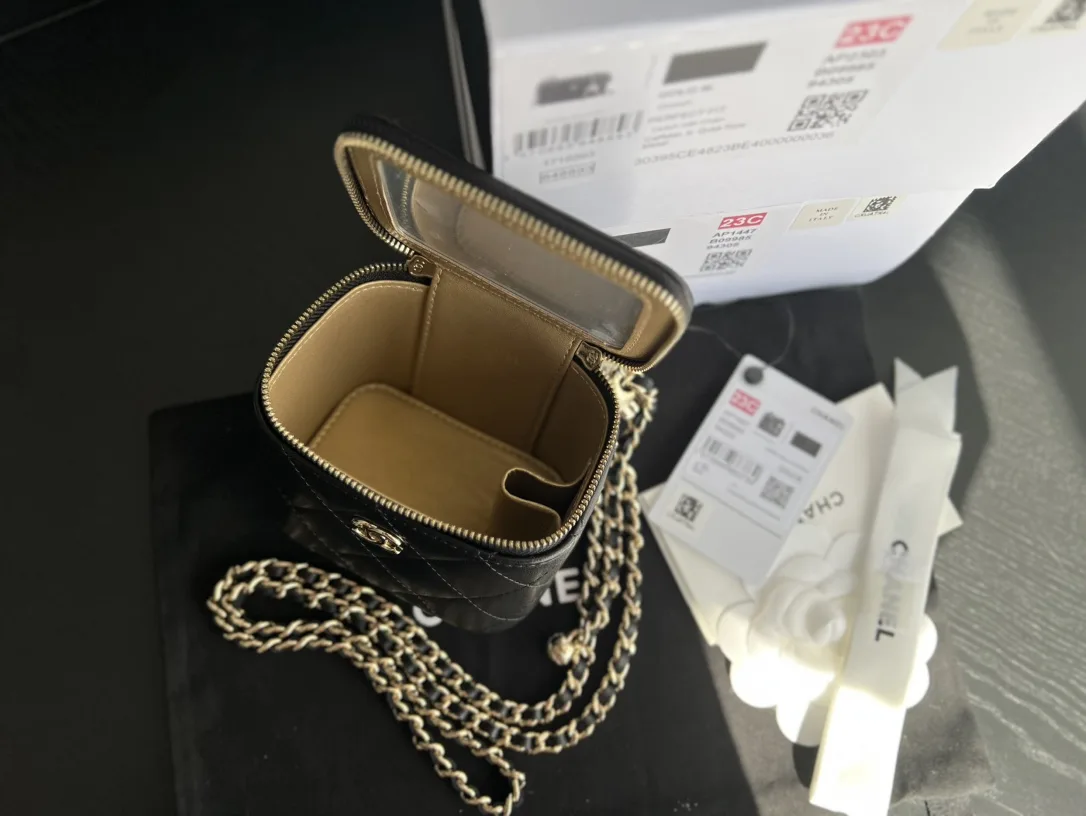 Chanel Vanity With Chain Black / - Image 5