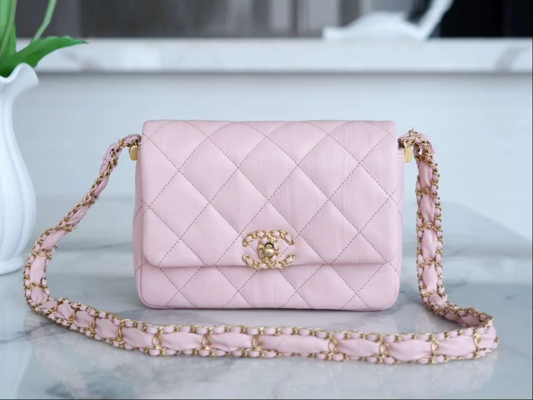 Alternative view of Chanel Wide Shoulder Bag Pink /