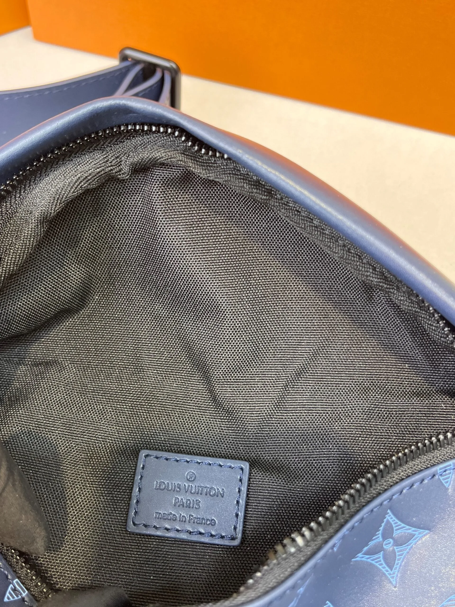 Louis Vuitton Discovery PM Bumbag / Navy Blue Black Hardware - Image 9