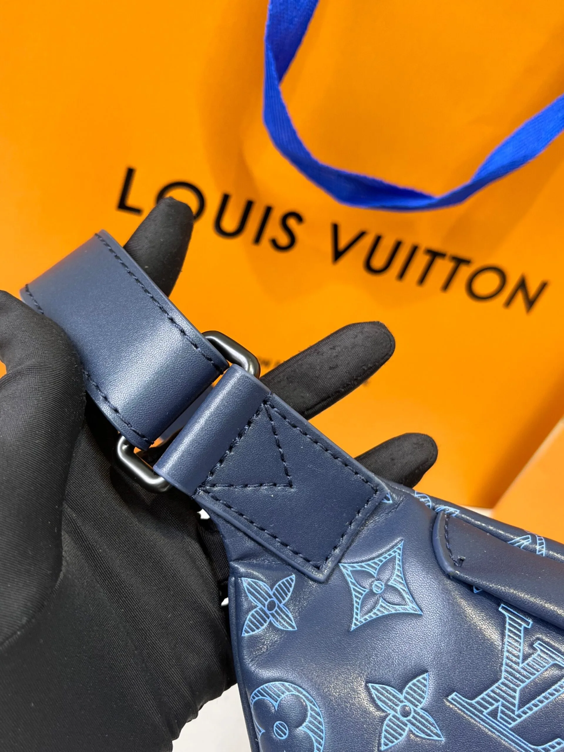 Louis Vuitton Discovery PM Bumbag / Navy Blue Black Hardware - Image 4