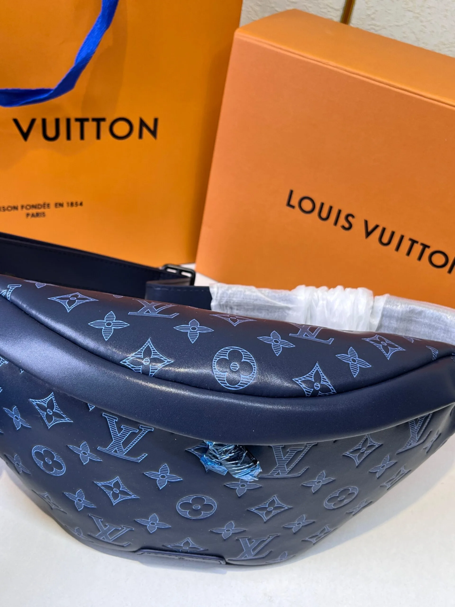 Louis Vuitton Discovery PM Bumbag / Navy Blue Black Hardware - Image 6