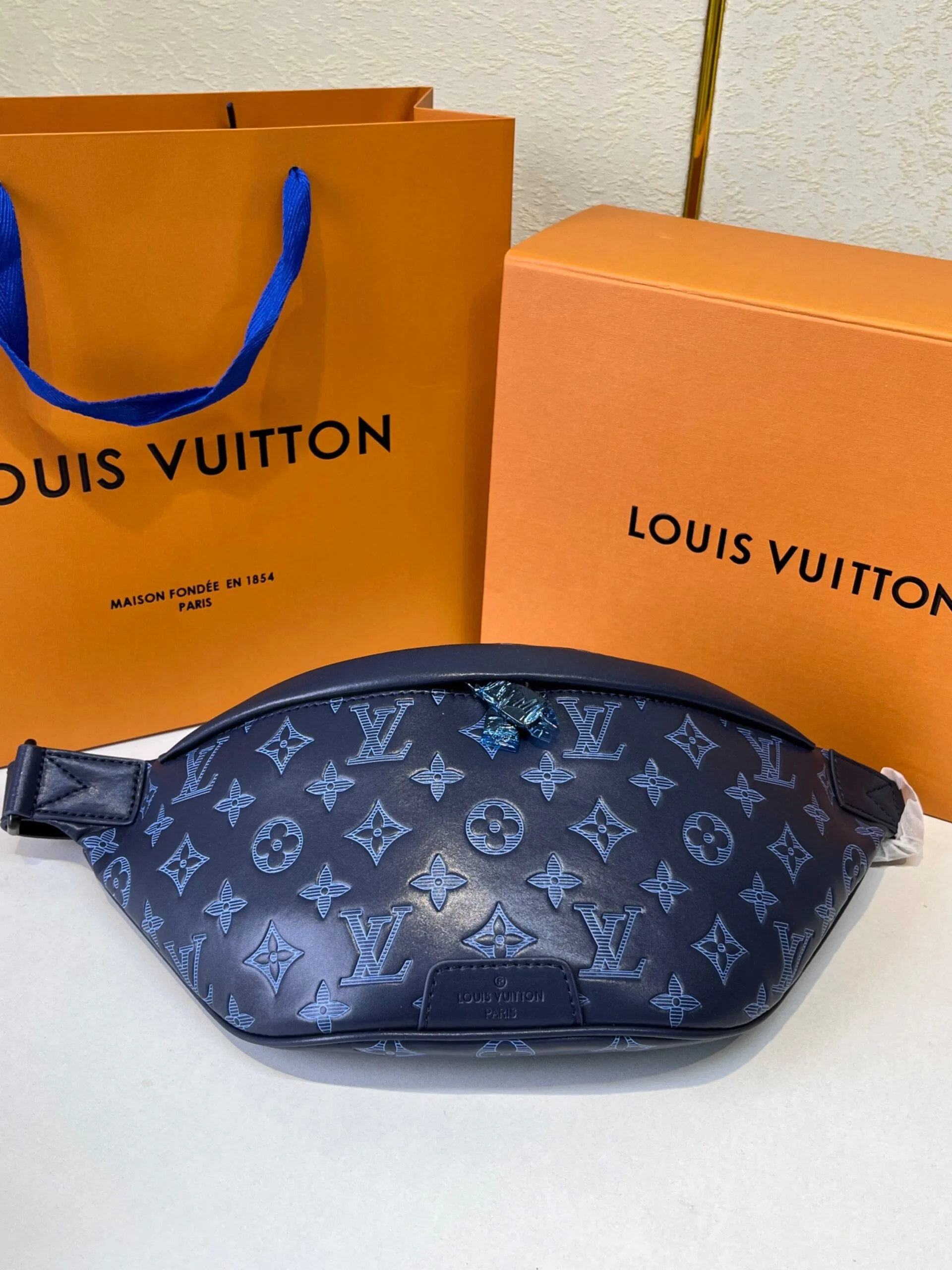 Louis Vuitton Discovery PM Bumbag / Navy Blue Black Hardware - Image 3