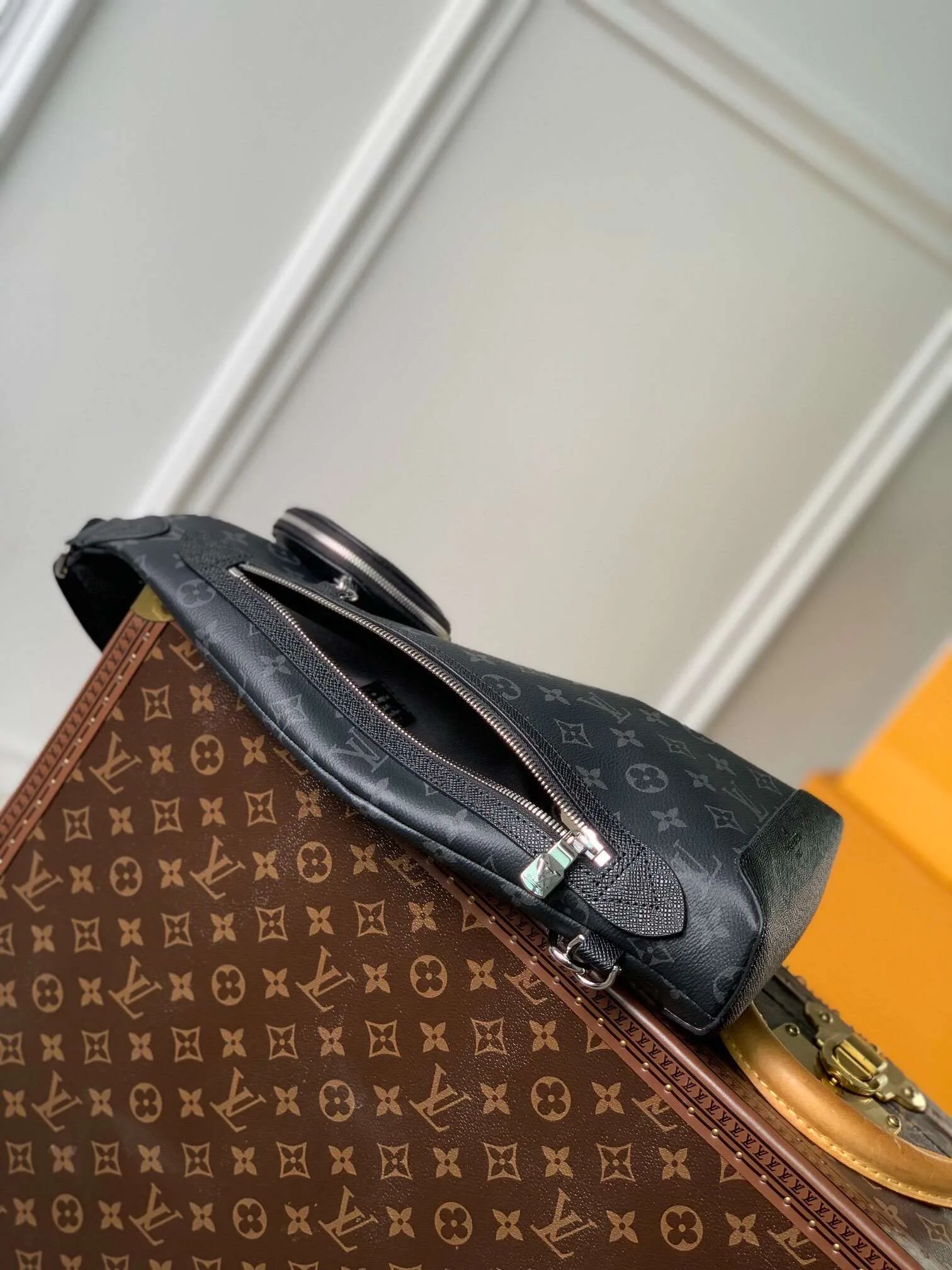 Alternative view of Louis Vuitton Duo Slingbag Black /