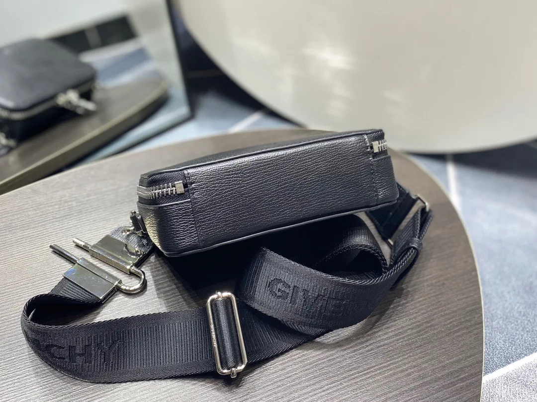 Givenchy Antigona Grained Camera Bag Black / - Image 4