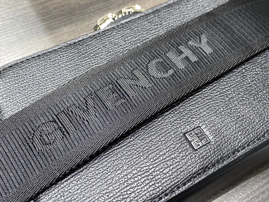 Givenchy Antigona Grained Camera Bag Black / - Image 3