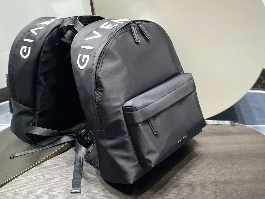 Givenchy Essentiel U Backpack Black / - Image 4