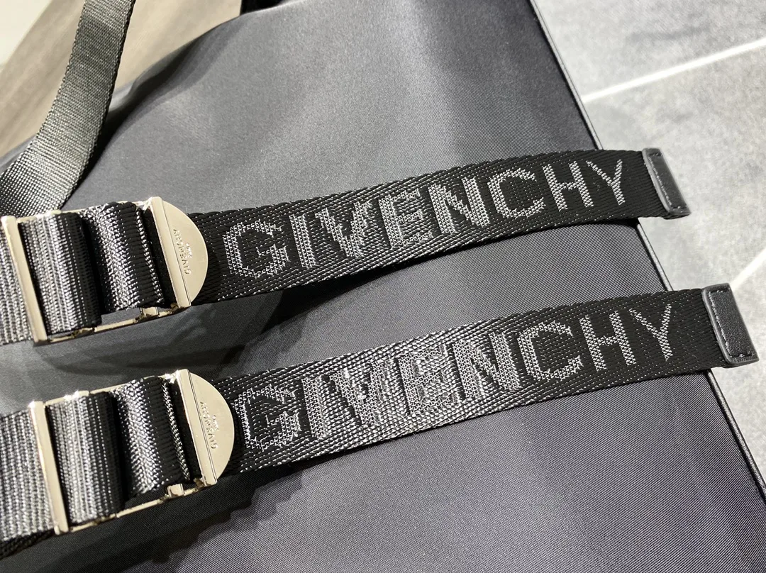 Givenchy Essentiel U Backpack Black / - Image 5