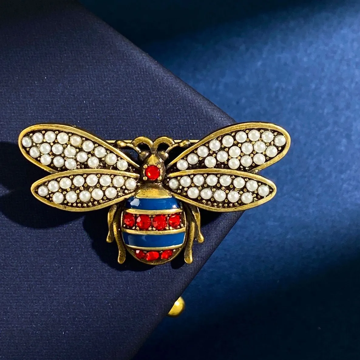 Alternative view of Gucci Bee Series Pearl Red Diamond Bee Brooch Gold