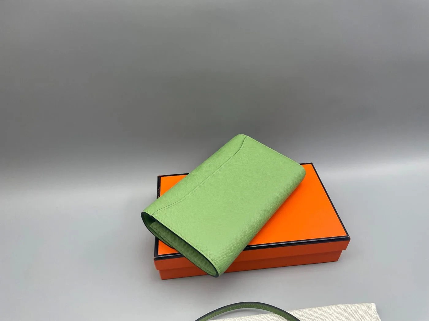 Hermes Constance Long Togo Wallet Green, Gold Toned Hardware Bag - Image 3