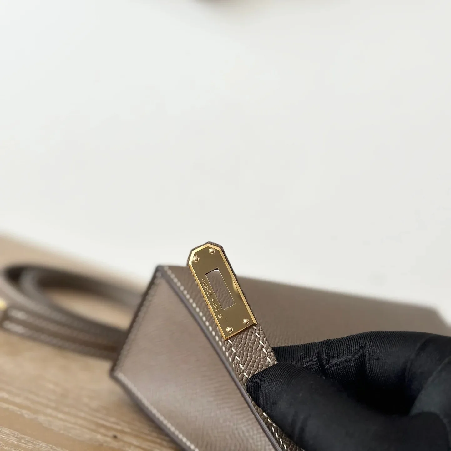 Hermes Kelly Mini Top Handle Bag / Etoupe Epsom Gold Hardware 's - Image 10