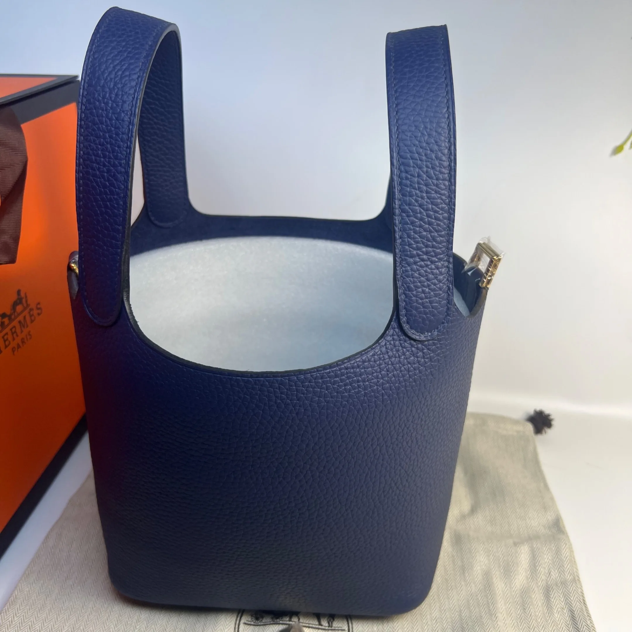 Hermes Picotin Lock 18 Top Handle Bag / Blue Saphir Gold Hardware - Image 4