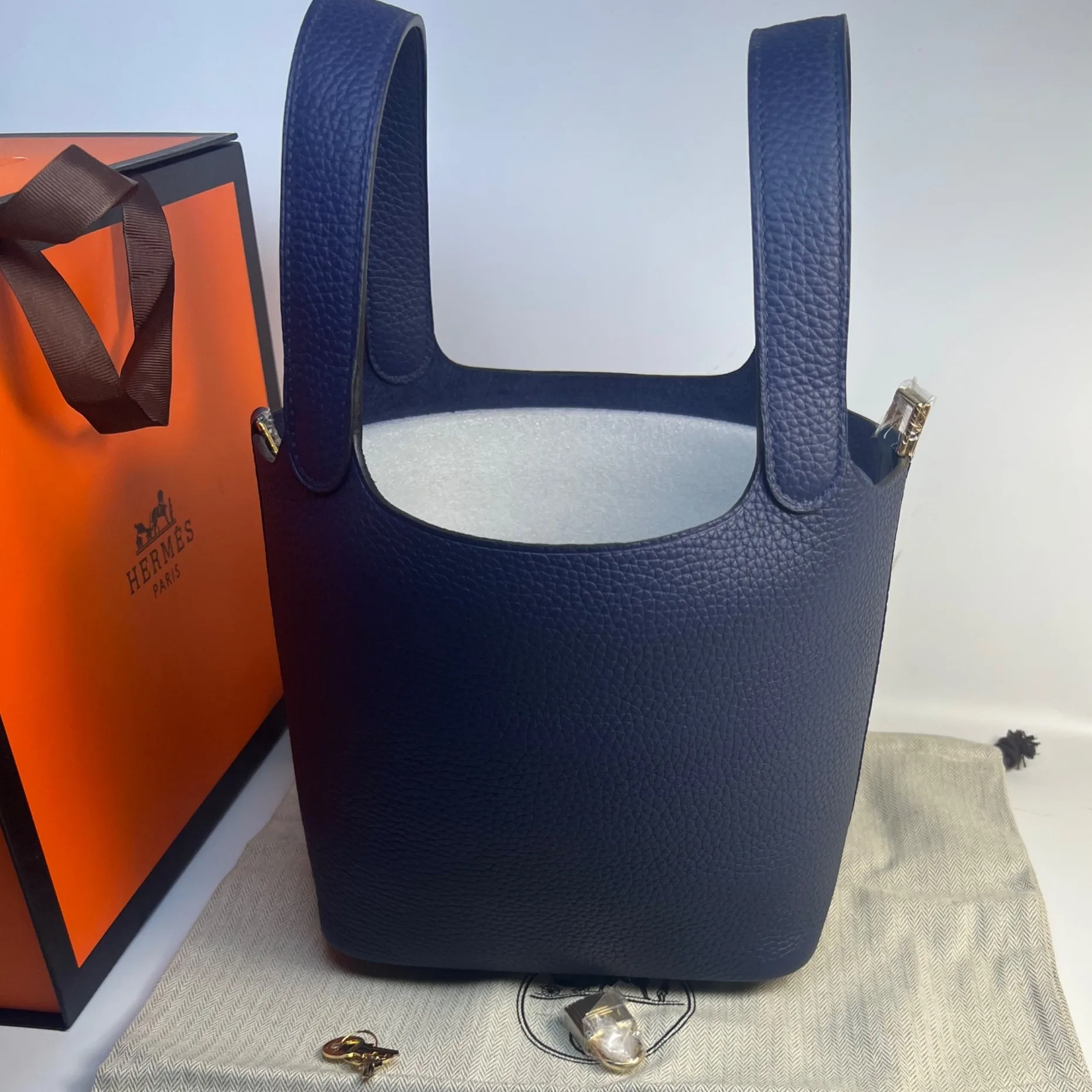 Hermes Picotin Lock 18 Top Handle Bag / Blue Saphir Gold Hardware - Image 3