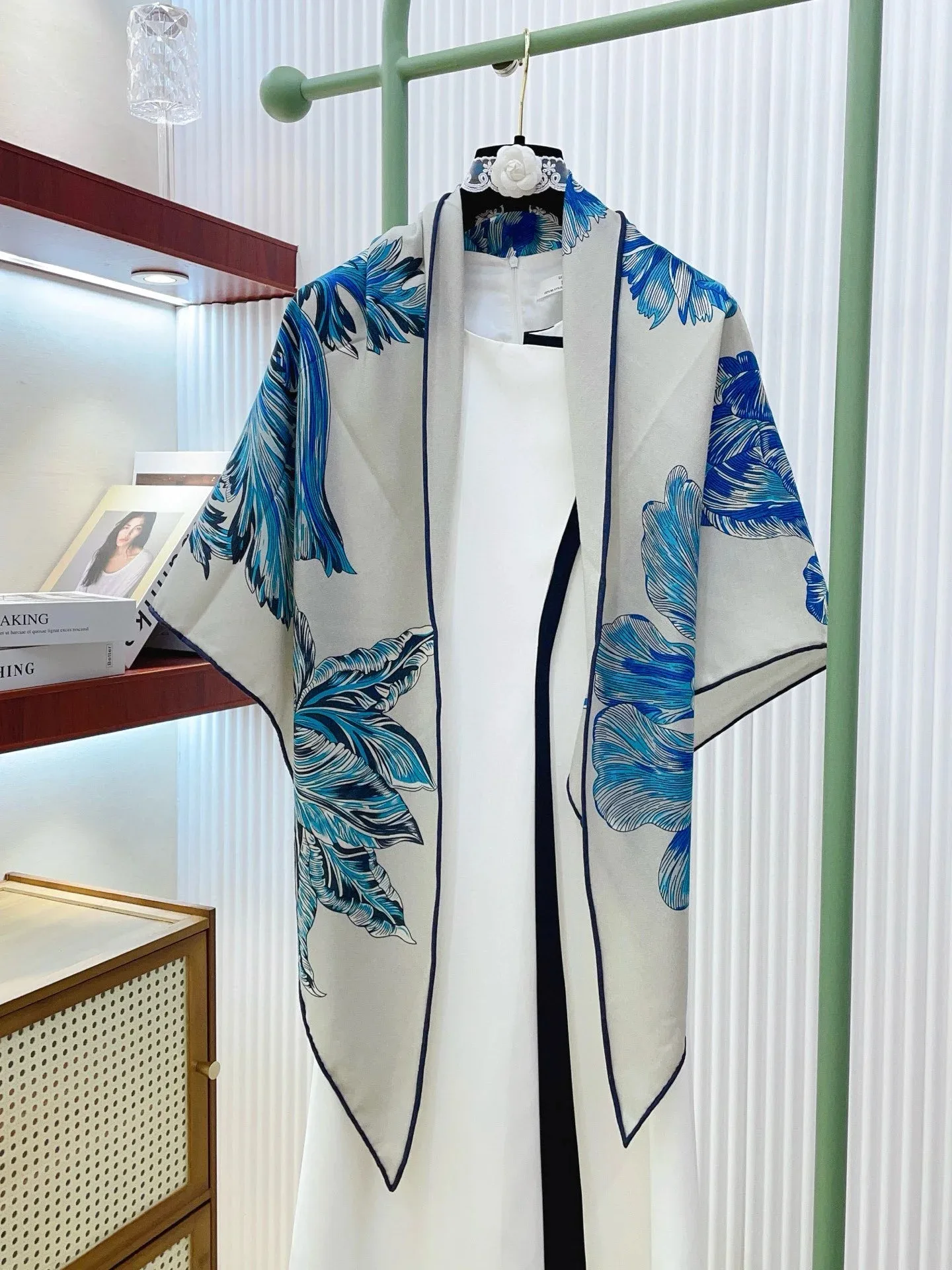Hermes Tulipomanie Triangle Scarf Bleu Electrique 11 - Image 4