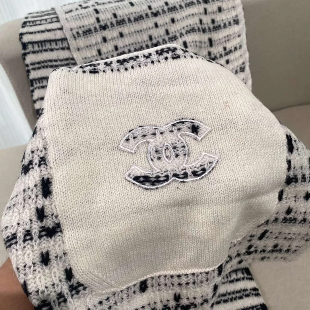 Chanel High-End Cashmere Scarf White - Image 3