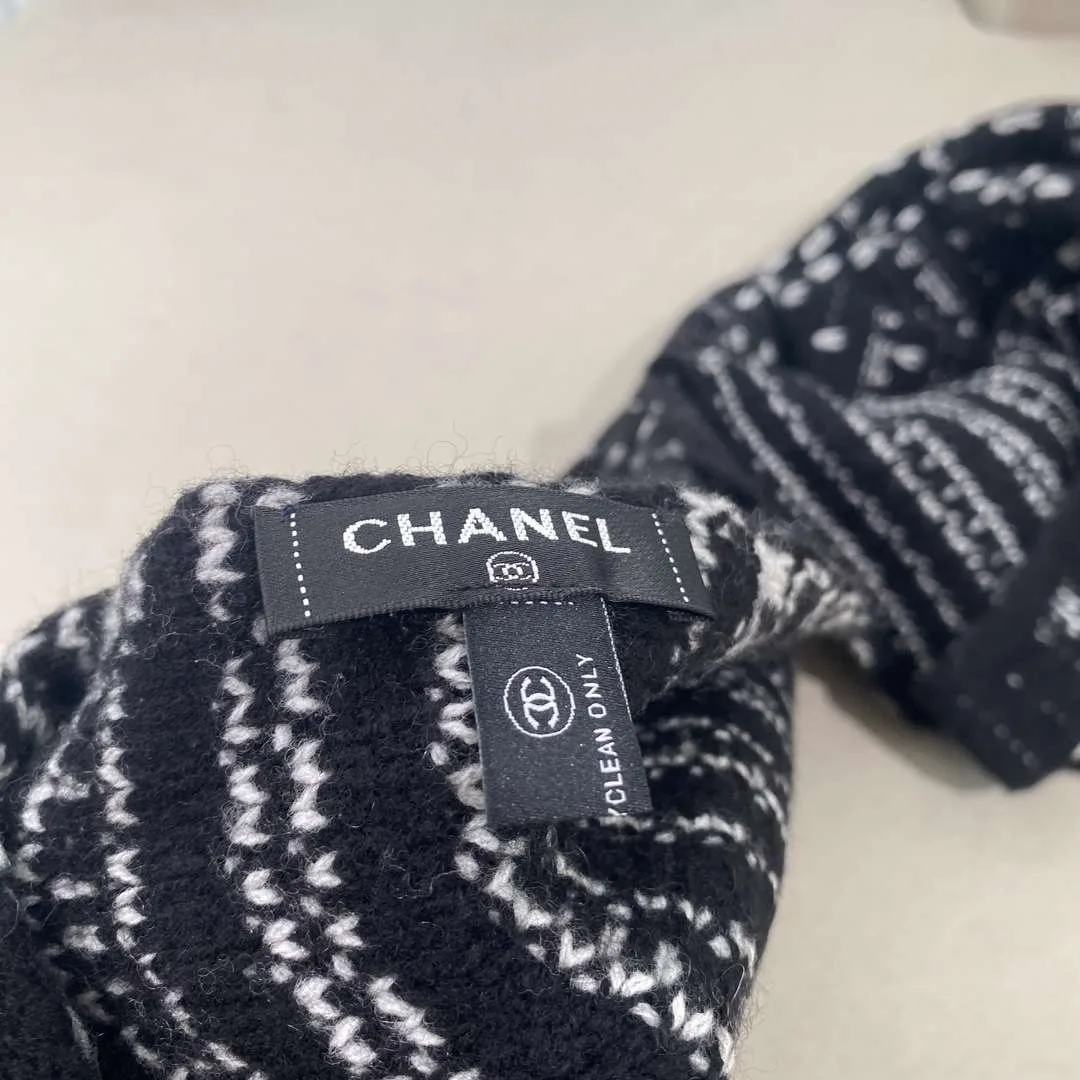 Chanel High-End Cashmere Scarf Black - Image 4