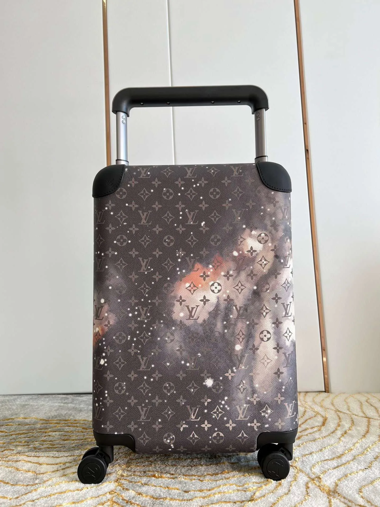 Louis Vuitton Monogram Horizon 55 Suitcase / Grey Silver Hardware - Image 2