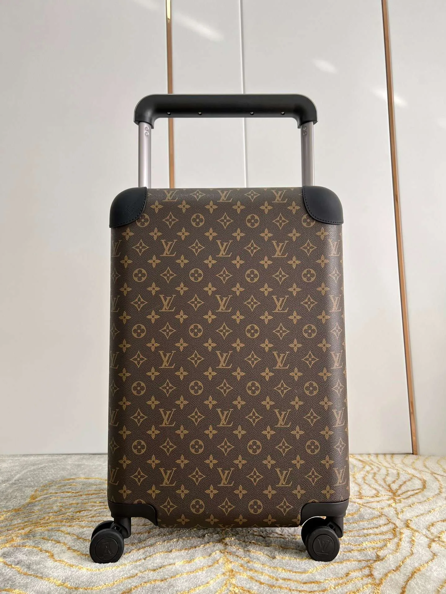 Alternative view of Louis Vuitton Horizon 55 Suitcase / Brown Champagne Hardware