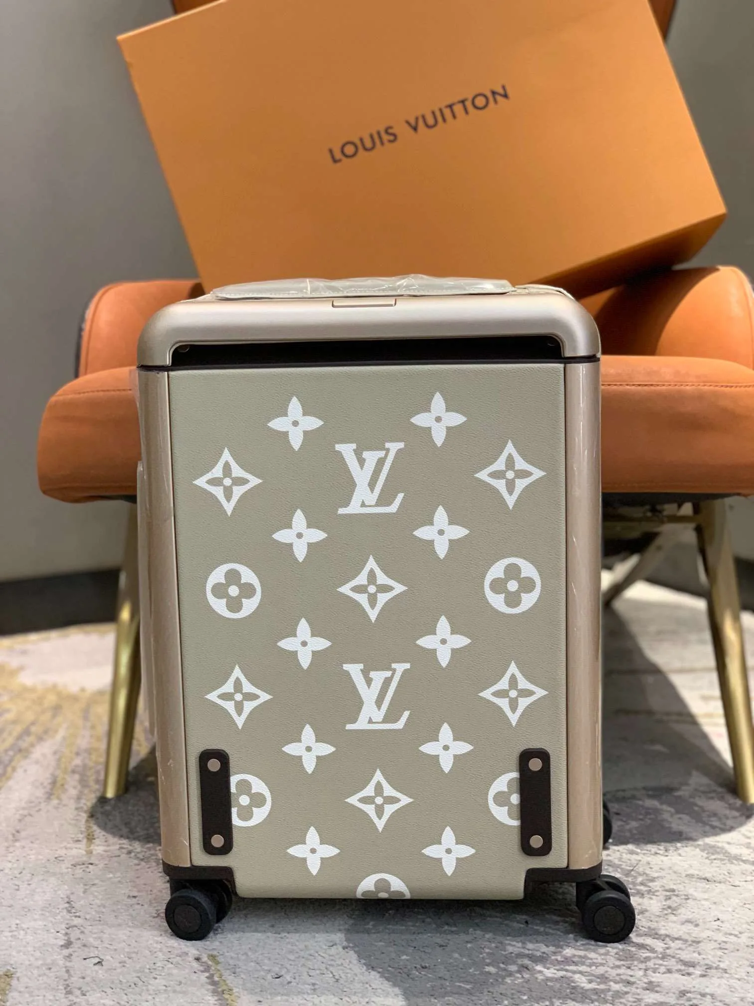 Louis Vuitton Horizon 55 Suitcase Grey Champagne Hardware - Image 3