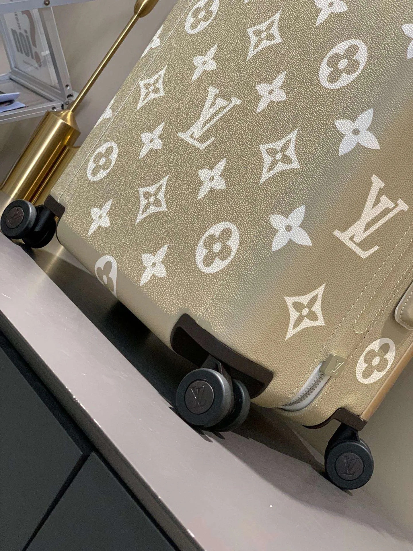 Louis Vuitton Horizon 55 Suitcase Grey Champagne Hardware - Image 7