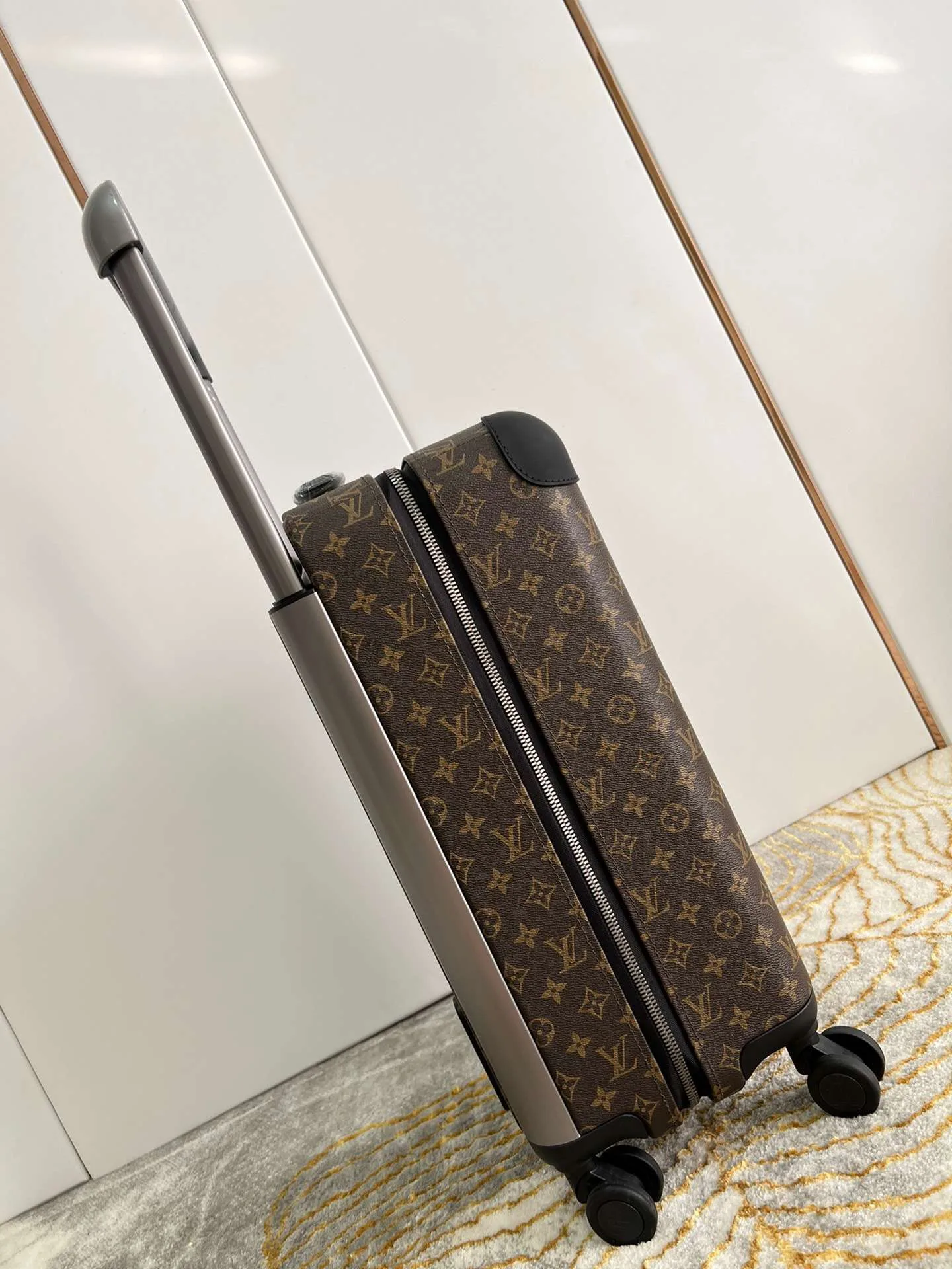 Louis Vuitton Horizon 55 Suitcase / Brown Champagne Hardware - Image 3