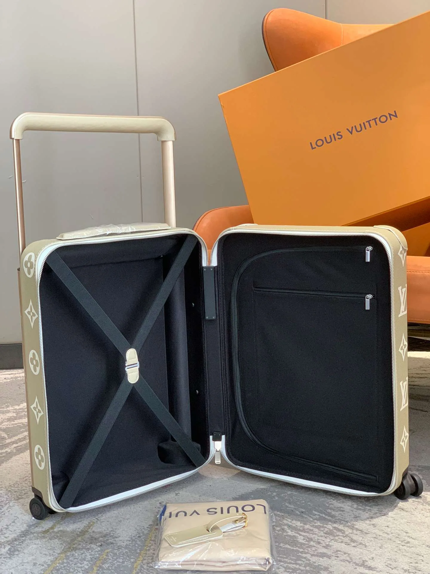 Louis Vuitton Horizon 55 Suitcase Grey Champagne Hardware - Image 5