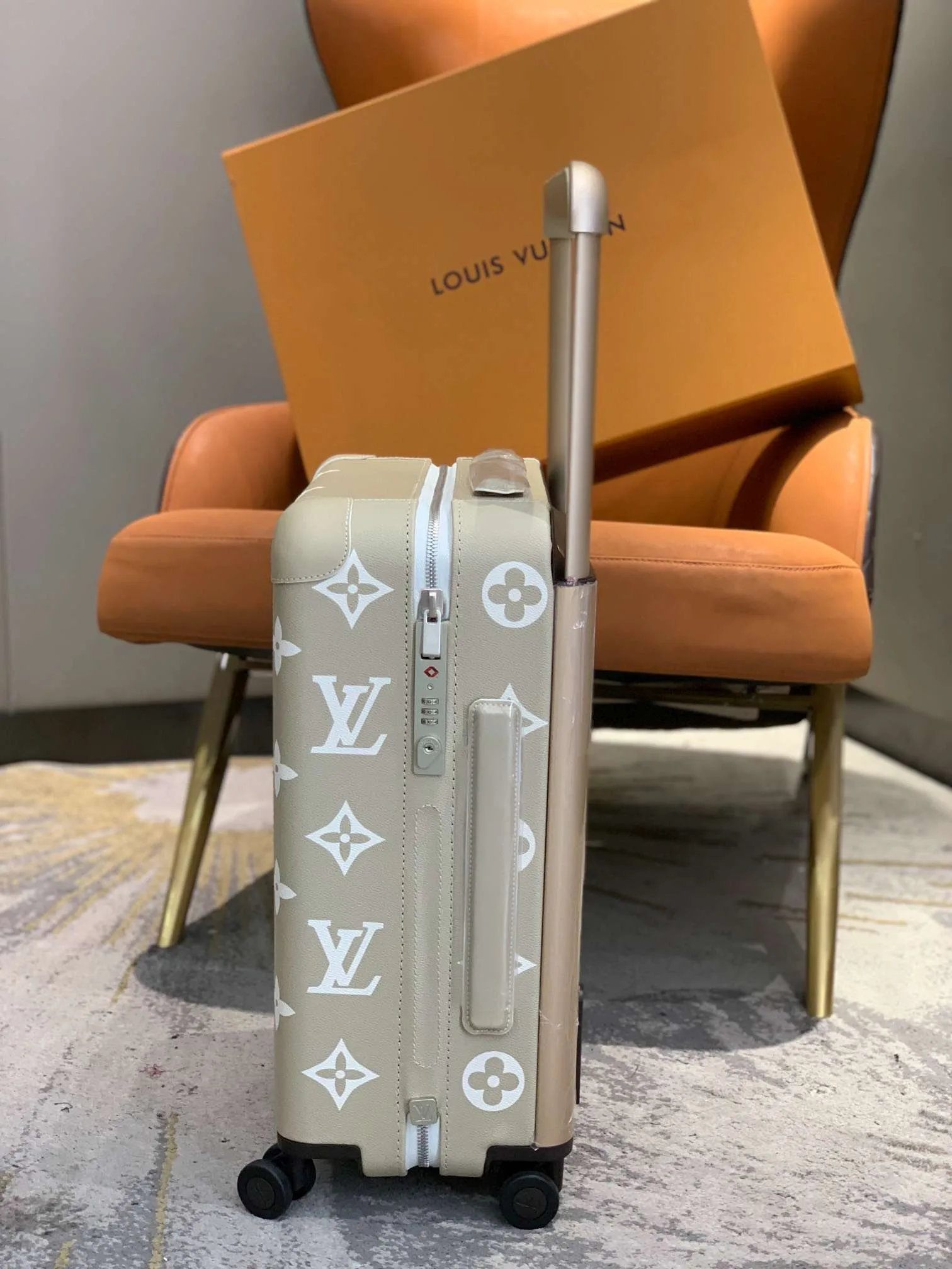 Louis Vuitton Horizon 55 Suitcase Grey Champagne Hardware - Image 4