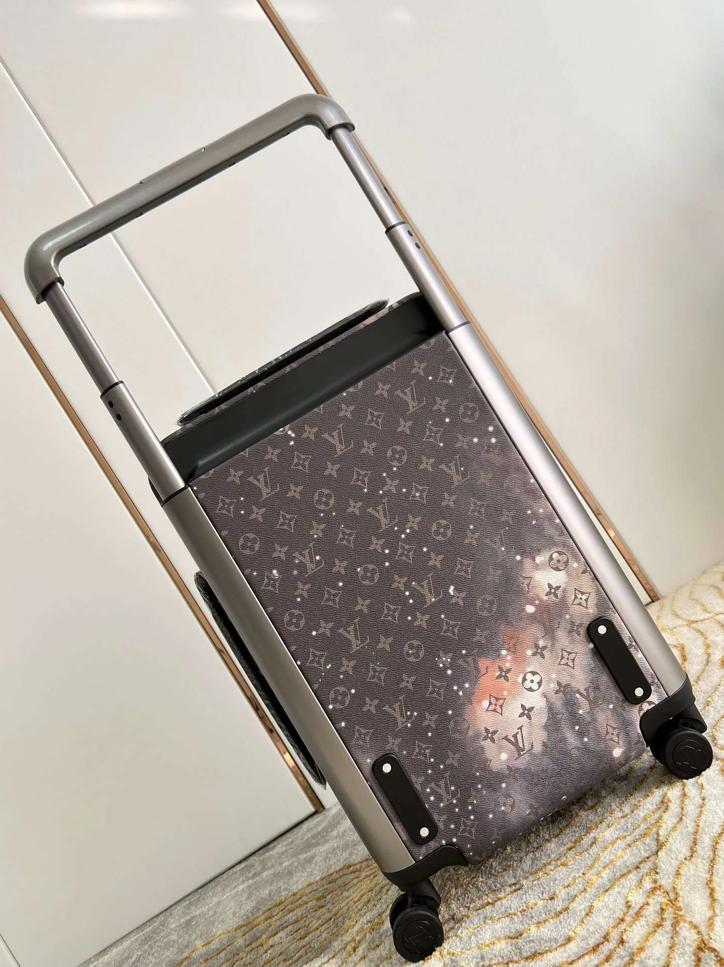 Louis Vuitton Monogram Horizon 55 Suitcase / Grey Silver Hardware - Image 4