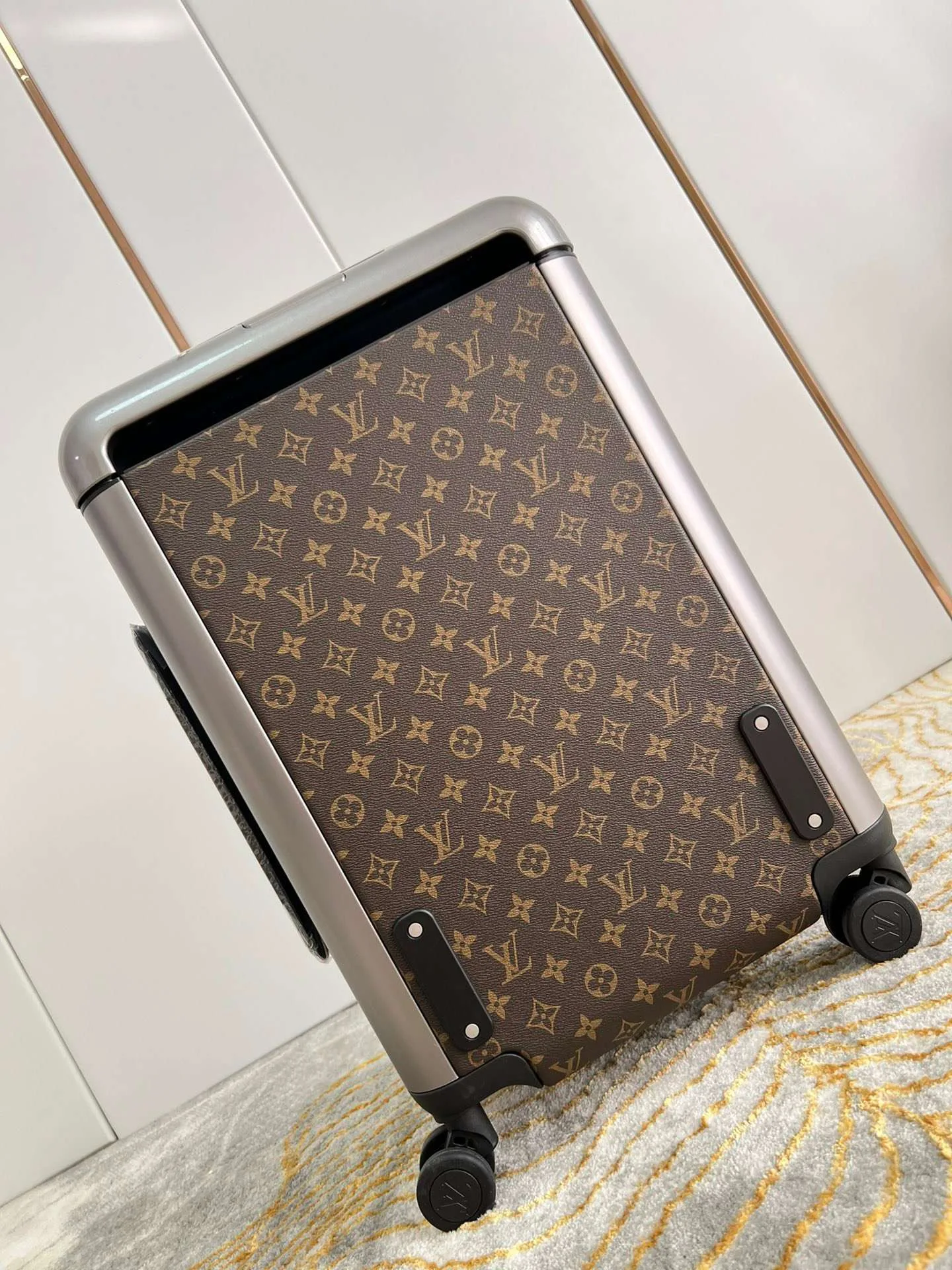 Louis Vuitton Horizon 55 Suitcase / Brown Champagne Hardware - Image 5