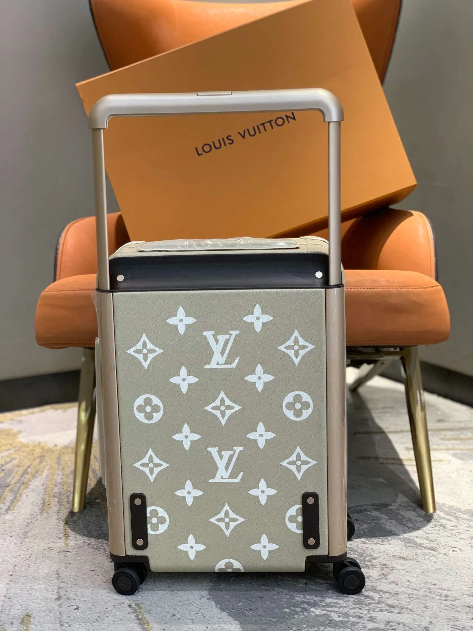 Louis Vuitton Horizon 55 Suitcase Grey Champagne Hardware - Image 8