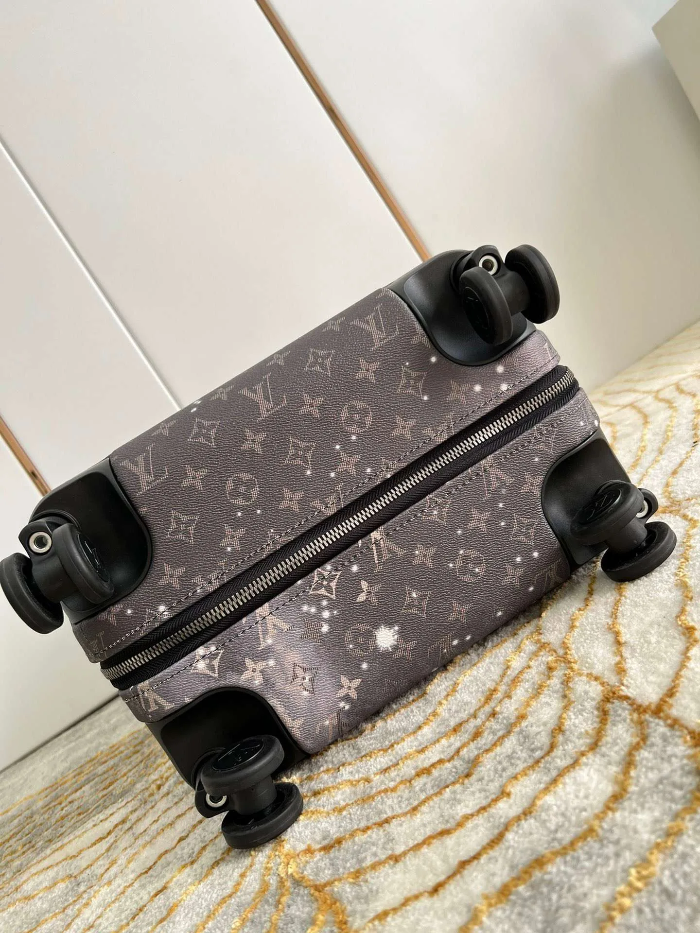 Louis Vuitton Monogram Horizon 55 Suitcase / Grey Silver Hardware - Image 6