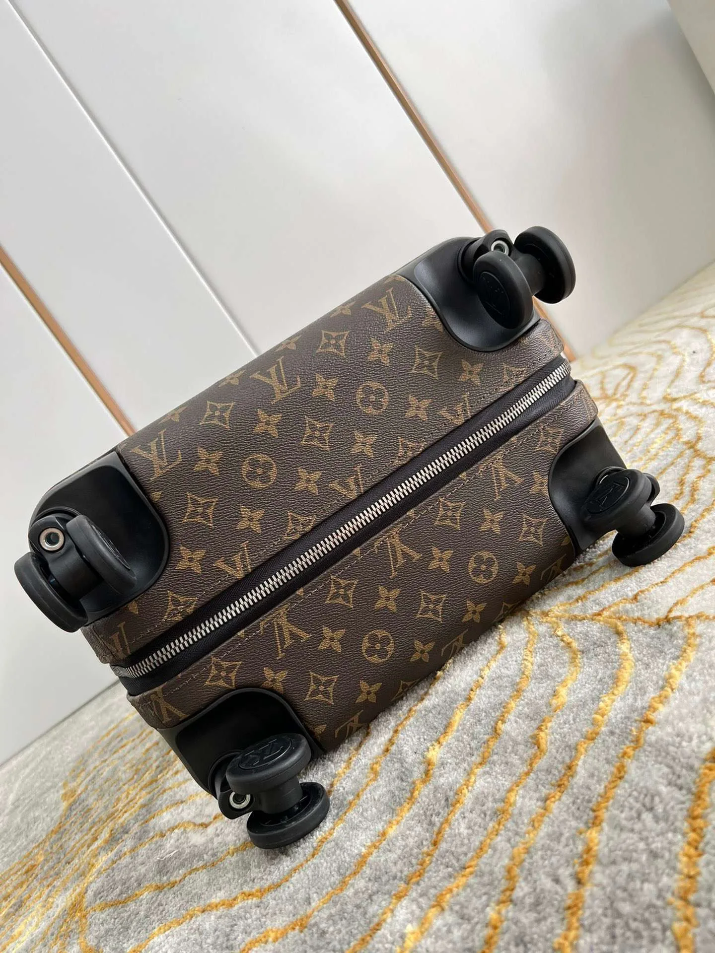 Louis Vuitton Horizon 55 Suitcase / Brown Champagne Hardware - Image 6