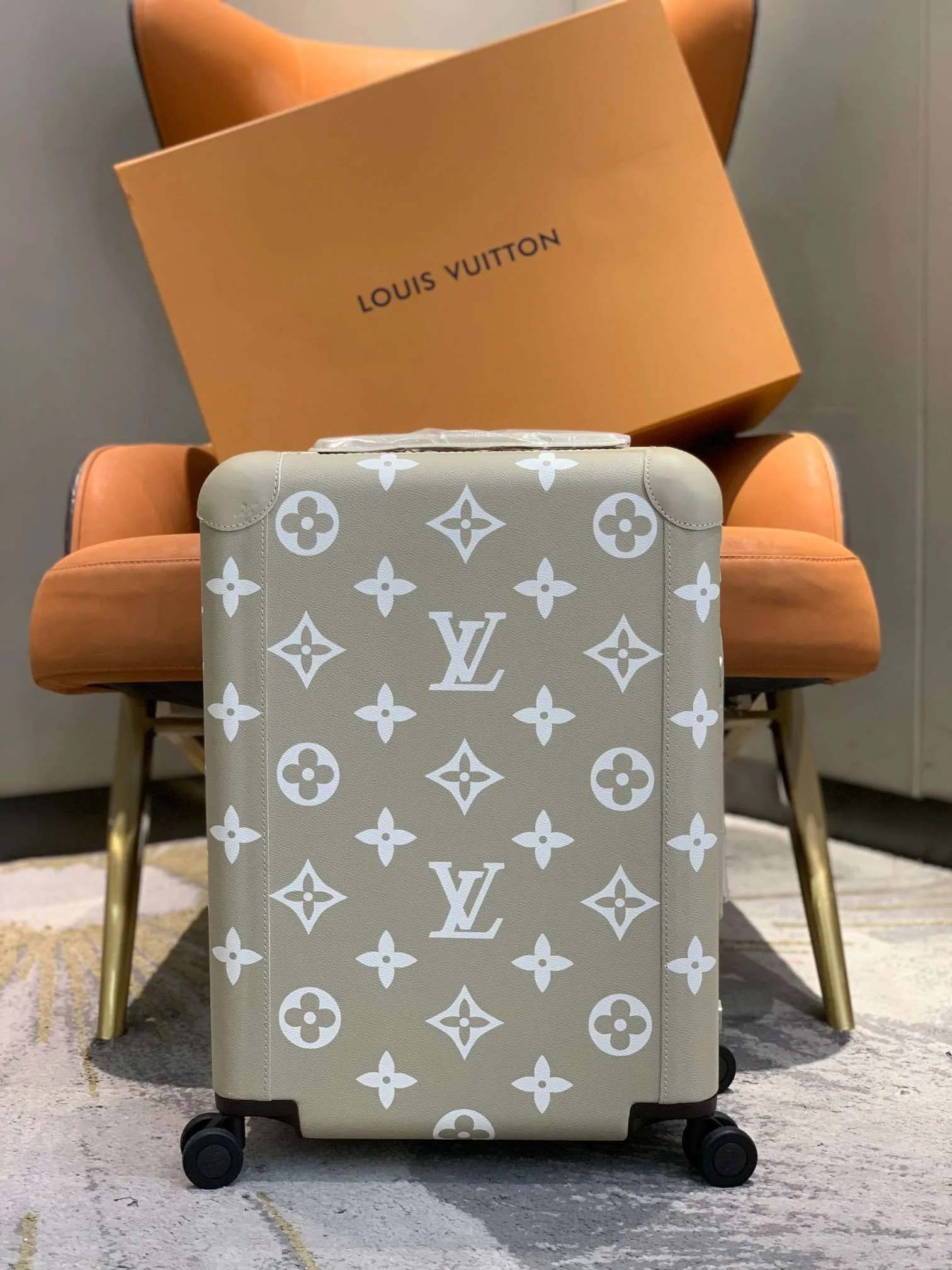 Louis Vuitton Horizon 55 Suitcase Grey Champagne Hardware - Image 9