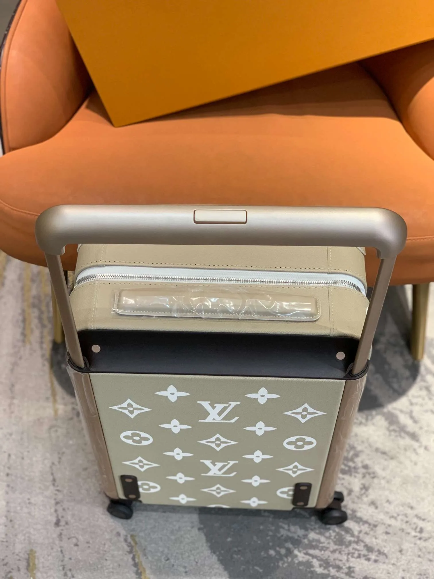 Louis Vuitton Horizon 55 Suitcase Grey Champagne Hardware - Image 6