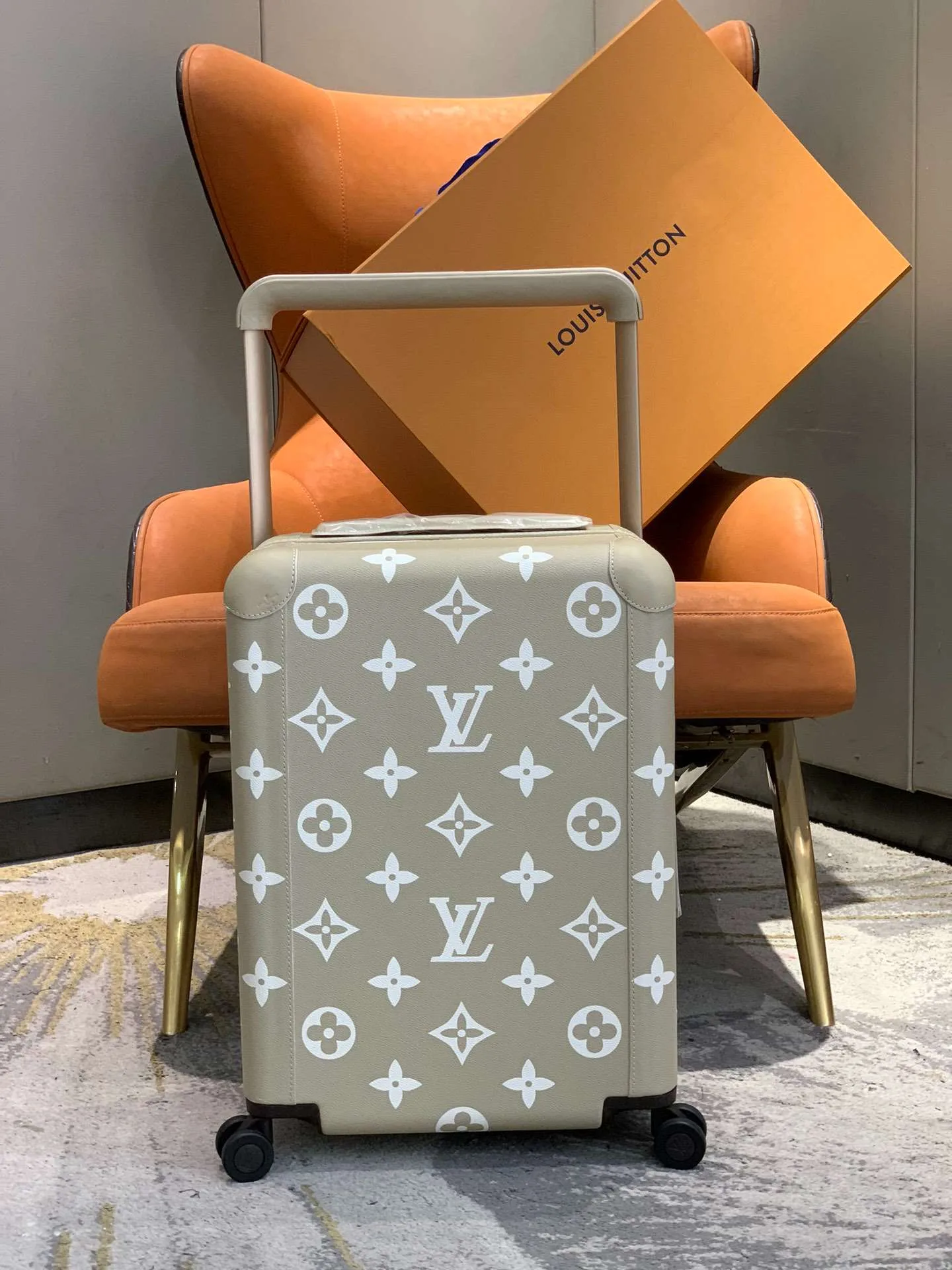 Alternative view of Louis Vuitton Horizon 55 Suitcase Grey Champagne Hardware