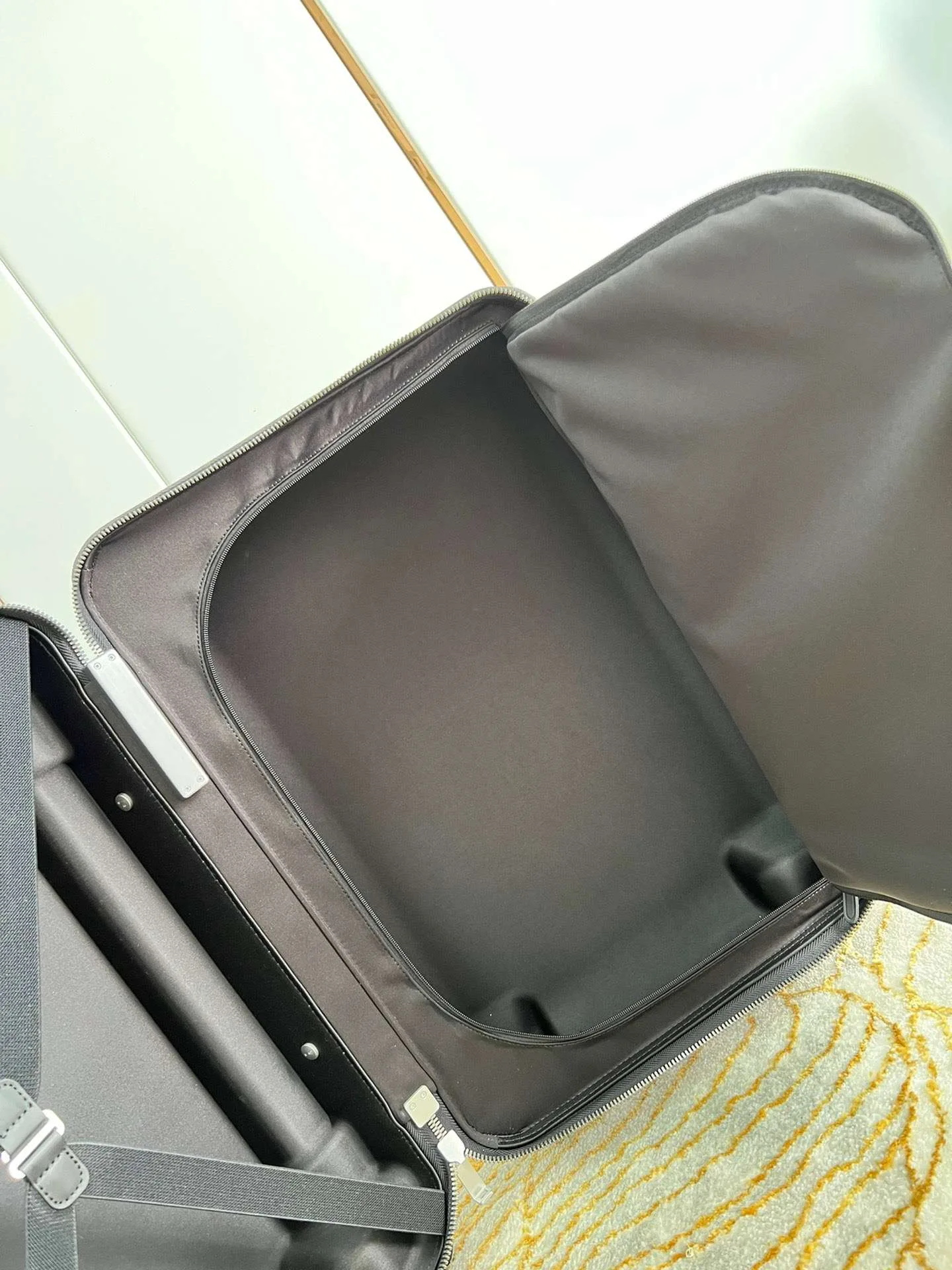 Louis Vuitton Monogram Horizon 55 Suitcase / Grey Silver Hardware - Image 9