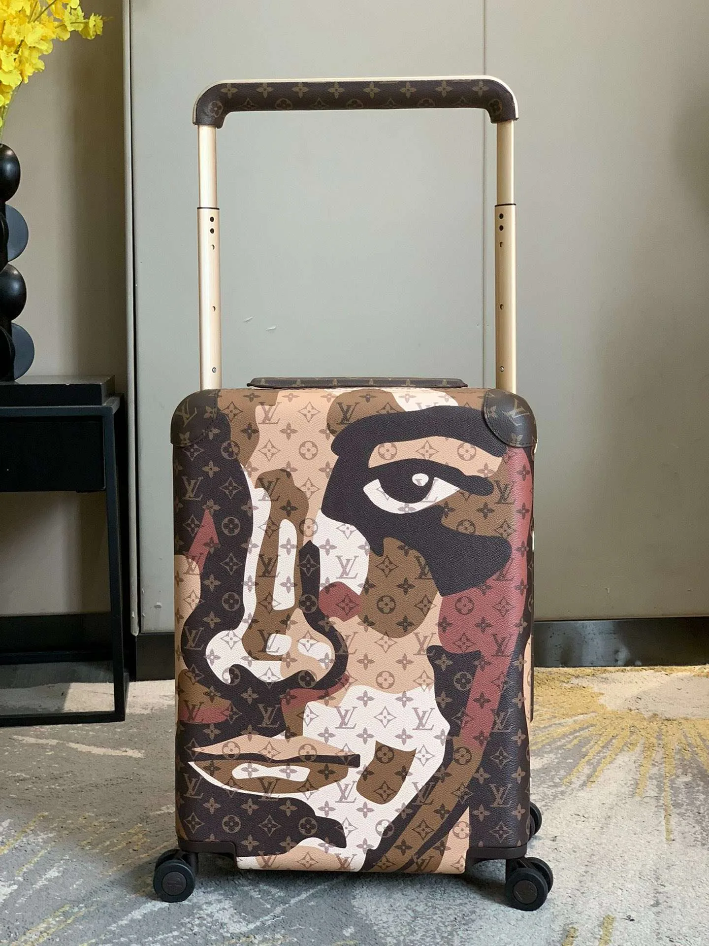 Alternative view of Louis Vuitton Horizon 55 Suitcase / Monogram Brown Champagne Hardware