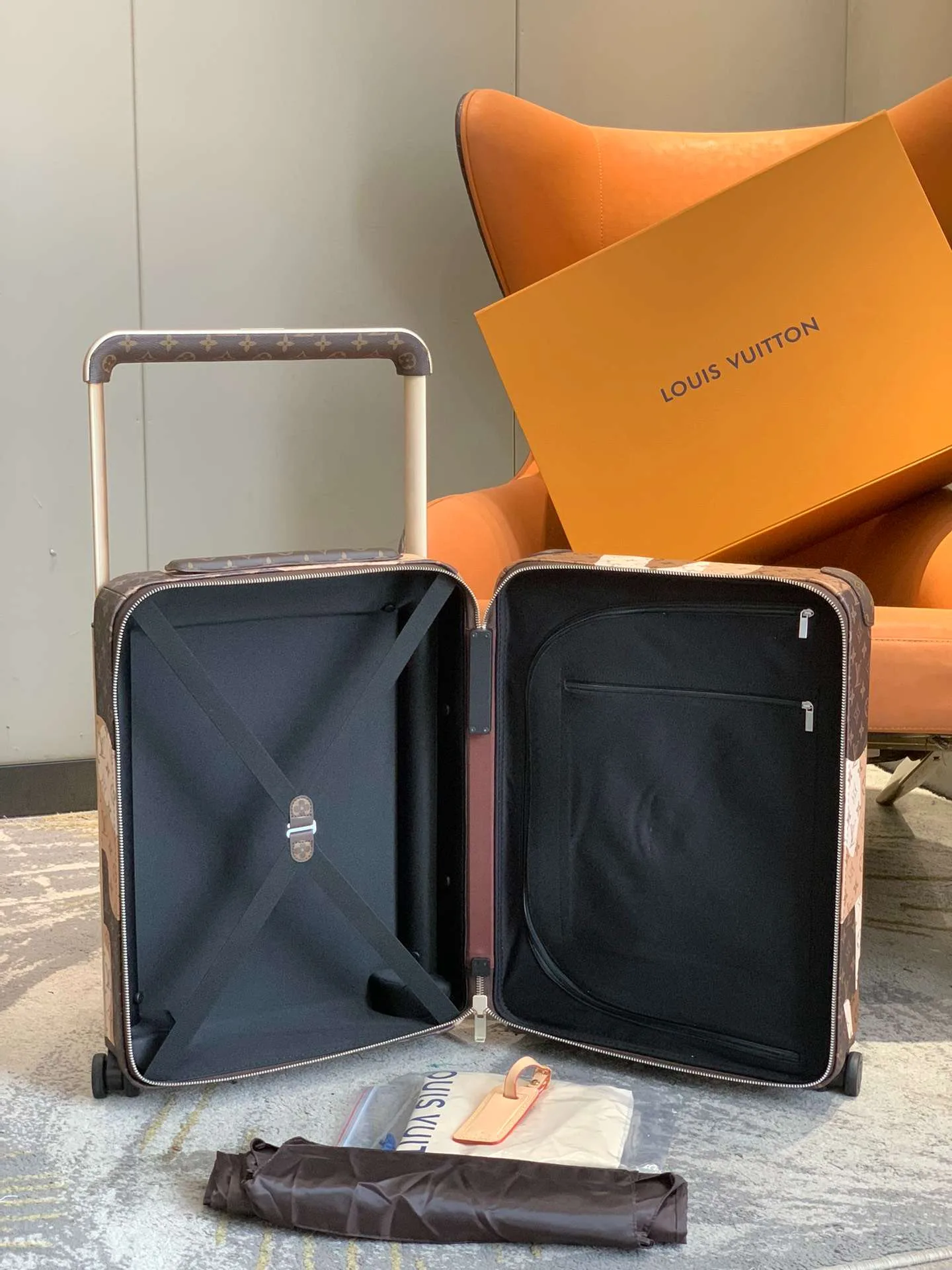 Louis Vuitton Horizon 55 Suitcase / Monogram Brown Champagne Hardware - Image 6