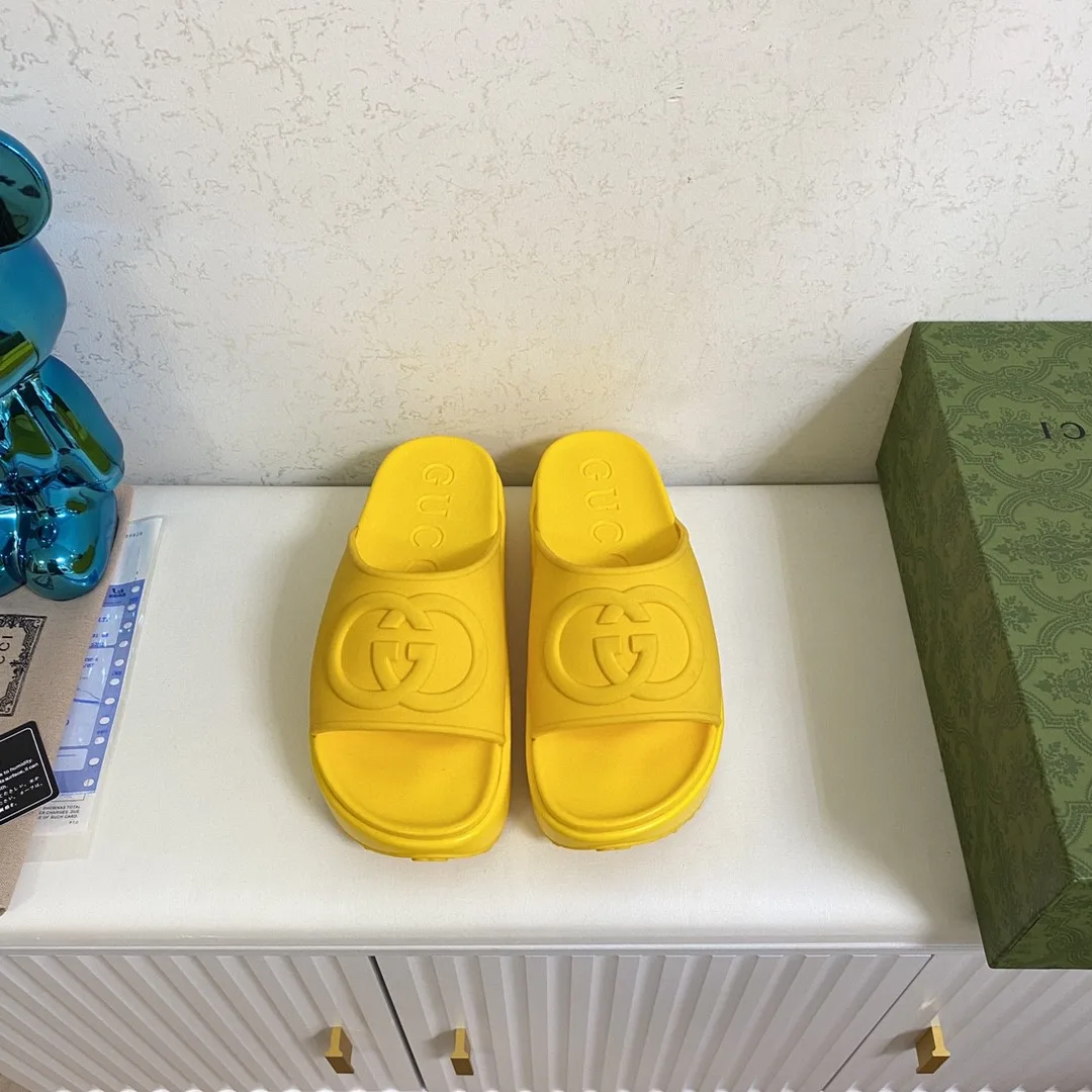 Gucci Interlocking G Slide Sandal Yellow - Image 2