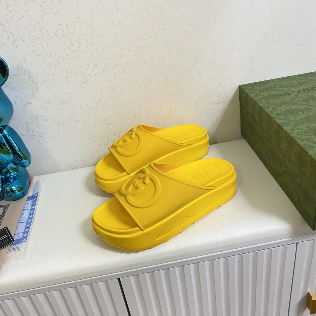 Gucci Interlocking G Slide Sandal Yellow - Image 3