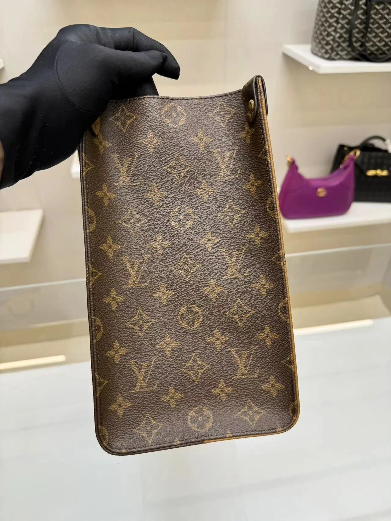 Louis Vuitton OnTheGo MM Tote Bag / Monogram Reverse Canvas Gold Hardware - Image 4