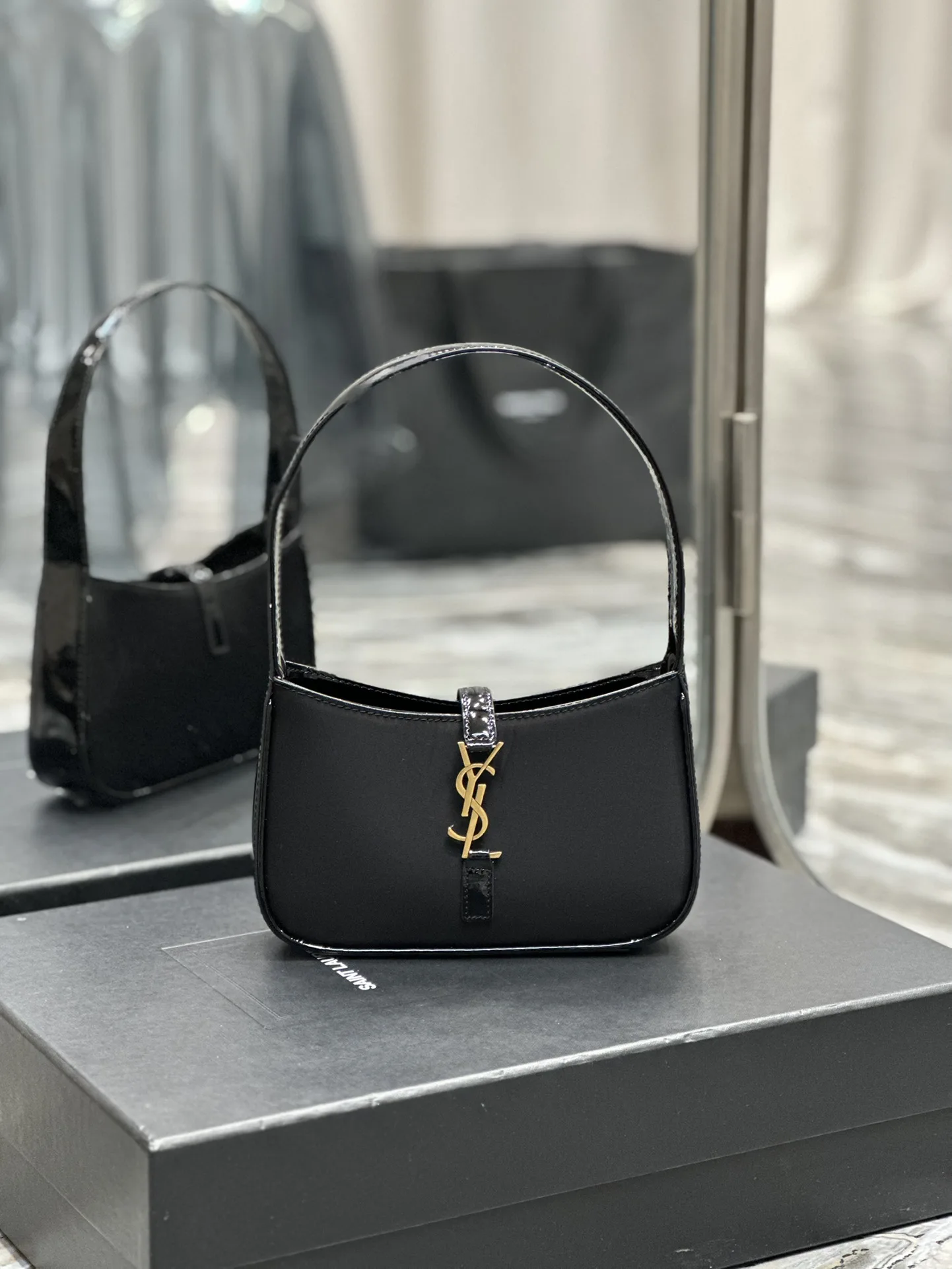 Alternative view of Saint Laurent Le 5 A 7 Mini Black /