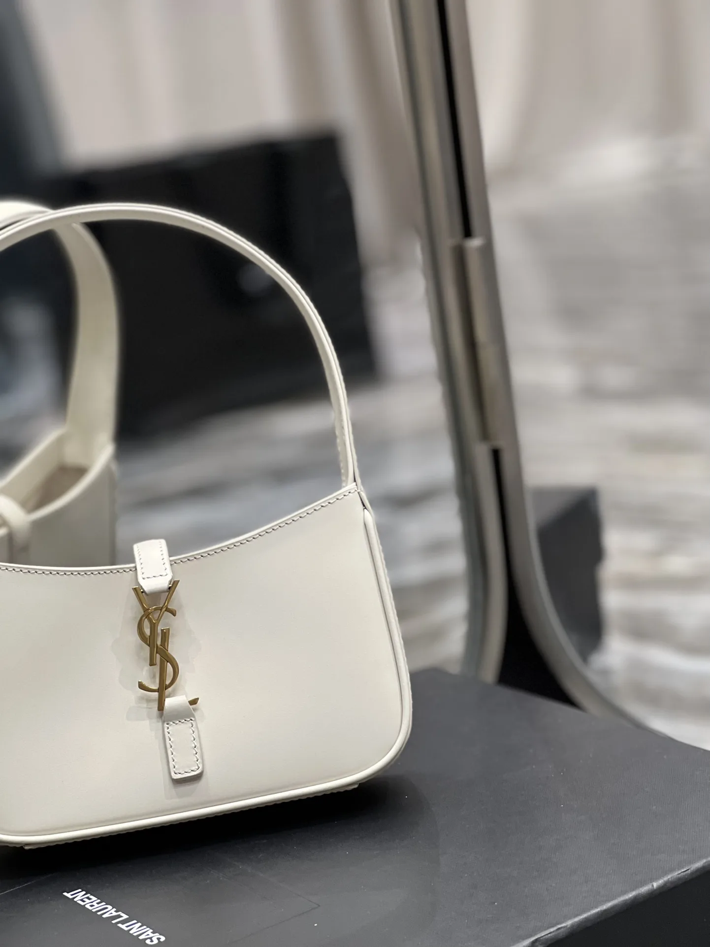 Alternative view of Saint Laurent Le 5 A 7 Mini White /