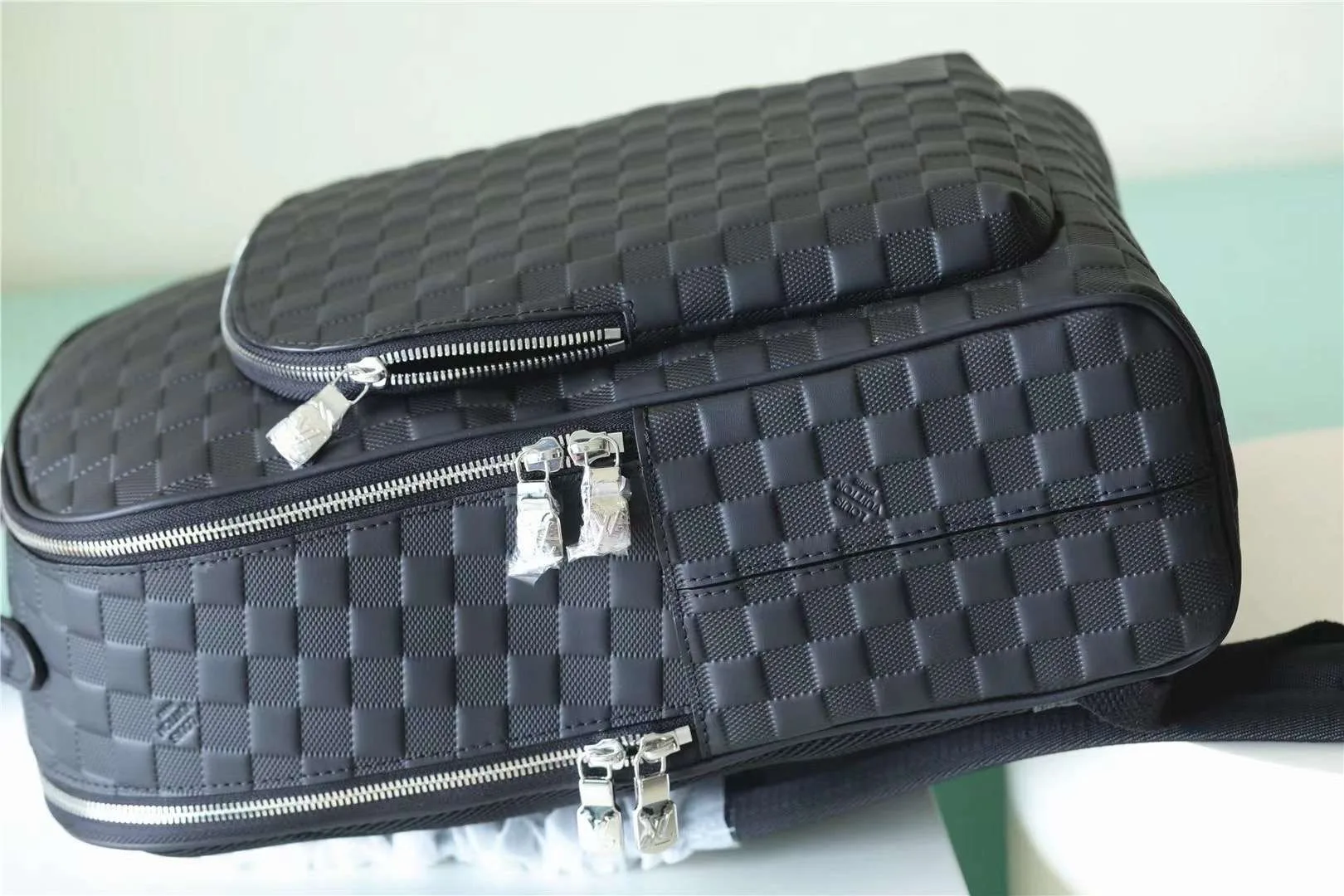 Louis Vuitton Avenue Backpack Black / - Image 4