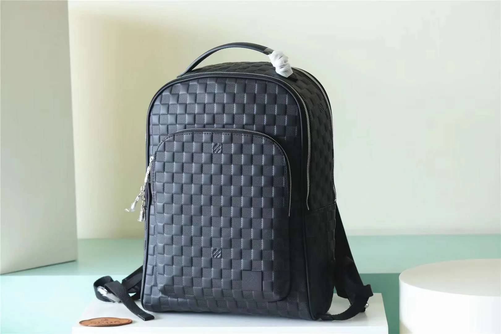 Louis Vuitton Avenue Backpack Black / - Image 3