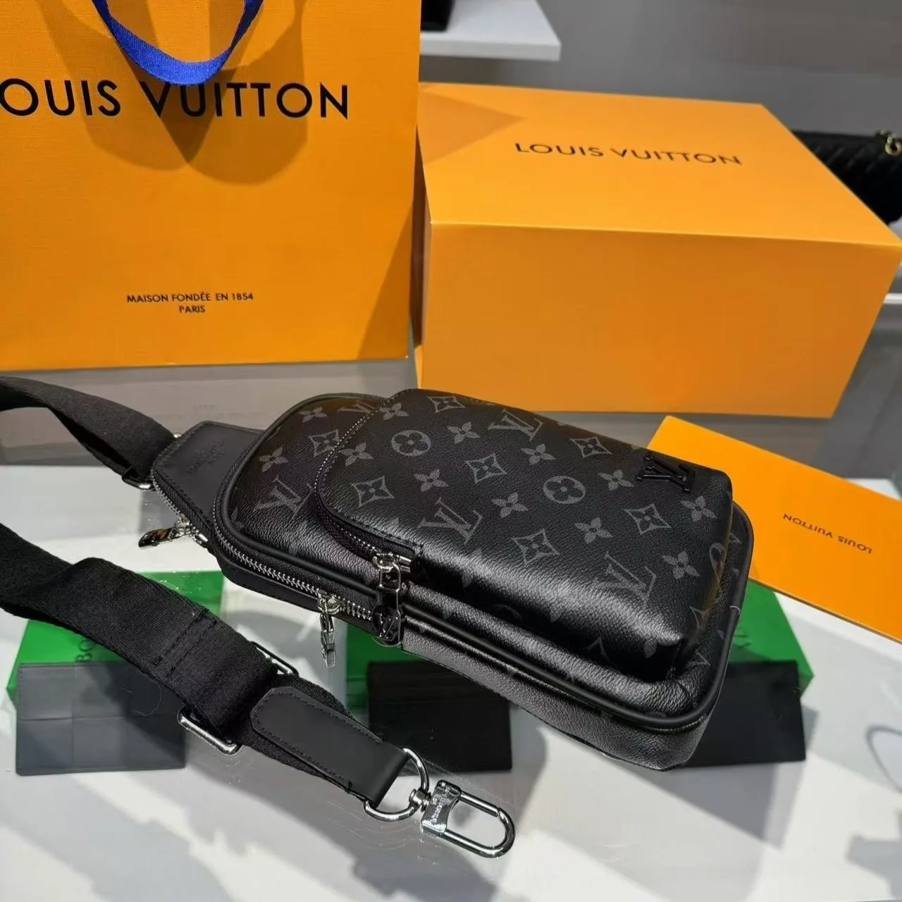 Louis Vuitton Avenue NM Slingbag Black / - Image 3